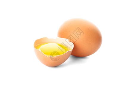 鸡蛋和半蛋黄在白色背景下被隔离图片