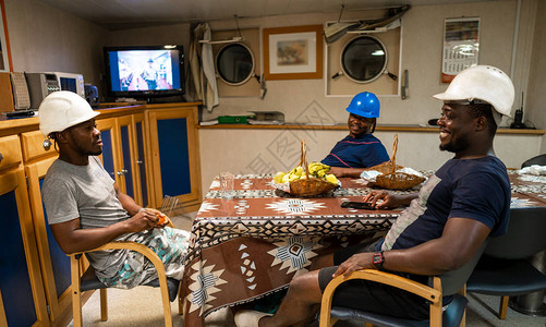 船上或船上的海员乘务人员享受看电视的乐图片