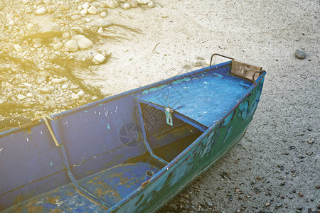 河水干旱无水的蓝色船因图片