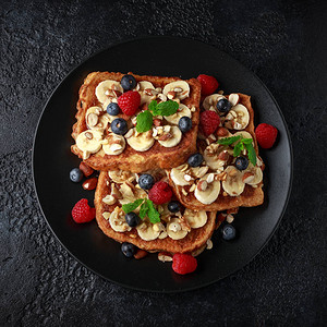 法国肉桂面包蓝莓草莓香蕉坚果图片