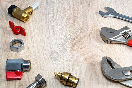 木制桌上的管道工具和更换部件单图片