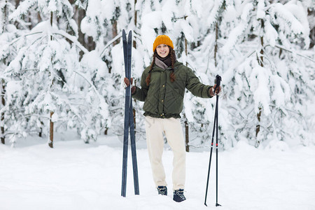 在冬季森林中站着滑雪图片