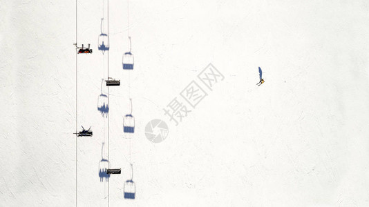 滑雪电梯的空中景象一个滑雪机在赛图片