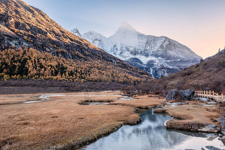 Yading自然保护区秋谷河流上的圣山Yangmai图片