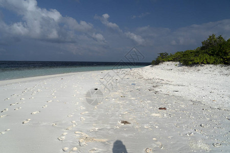 沙漠热带岛屿天堂沙滩上的塑料图片