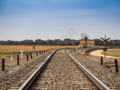 铁路轨道和小型火车站的图片