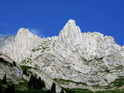 山脉的高山景观和岩石山峰图片