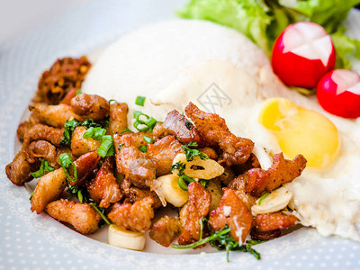 泰国式的深炒大蒜猪肉加上泰国茉莉饭和煎图片