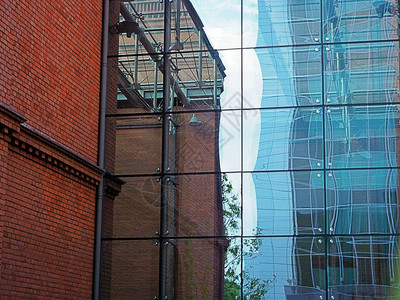 办公楼街区红砖金属和玻璃制成的摩天大楼窗户上的天空反射金融中心银图片