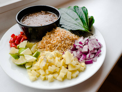 特写泰式风味叶卷MiangKham一种来自泰国和老挝的传统小吃图片