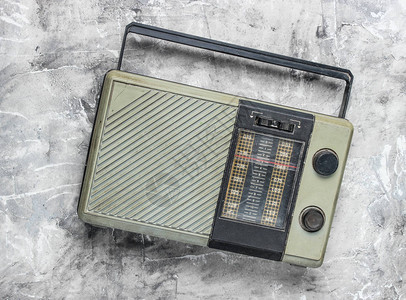 灰色混凝土背景的老旧无线电接收器图片