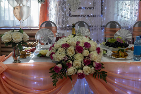 用气球灯光和其他装饰品装饰的婚宴桌背景图片