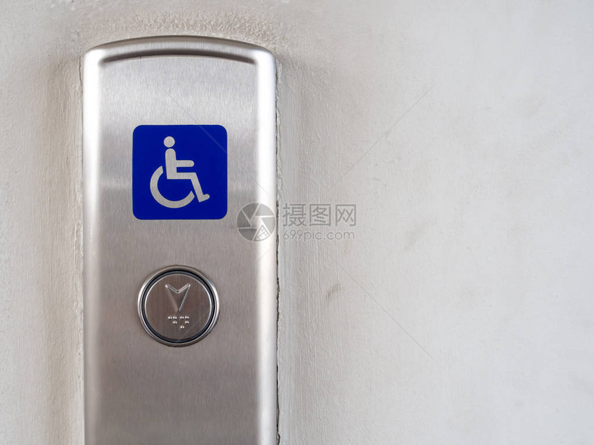带有蓝色残疾人的电梯按钮在不锈钢电梯面板上签名图片
