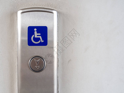 带有蓝色残疾人的电梯按钮在不锈钢电梯面板上签名图片