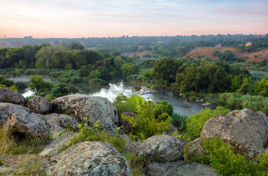 查看乌克兰Mykolaiv州BuzskiGard保留地的河流和绿色植物岩石海岸图片