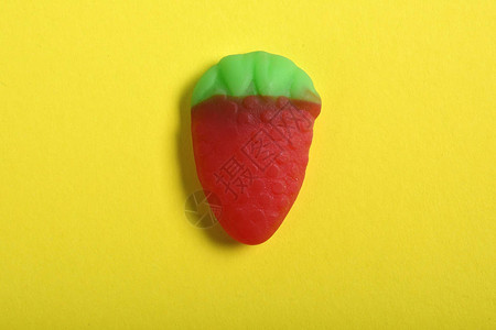 黄色背景中的草莓糖图片