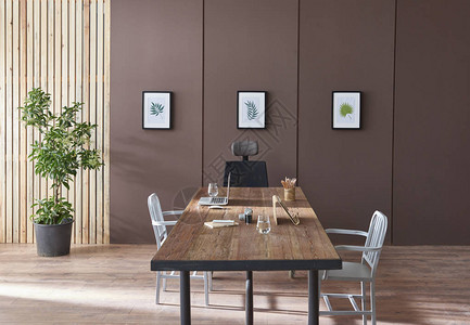 棕色墙和木质背景木制桌子配有椅子厂和图片