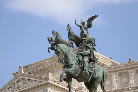 维托里亚诺是纪念统一意大利的第一位国王维克多伊曼纽尔二世的纪念碑图片