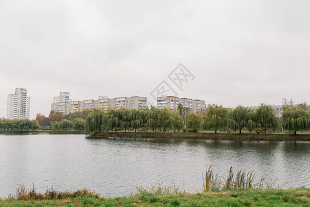 湖边草地海岸居住楼在遥远的阴云多的天图片