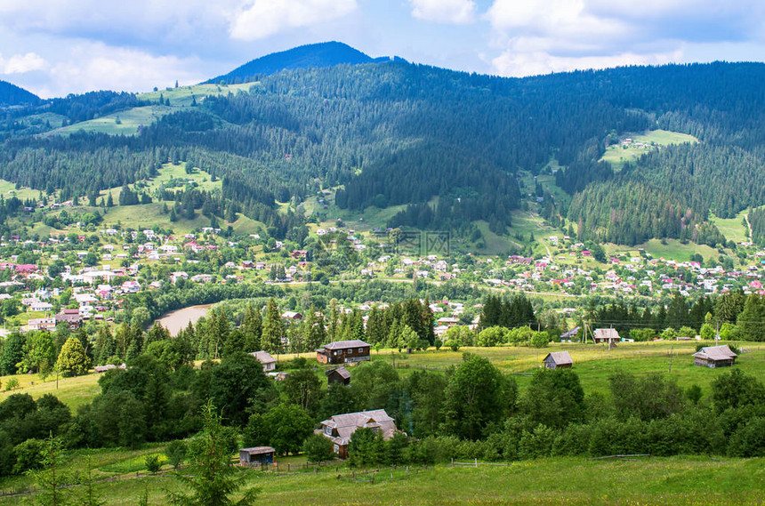 喀尔巴阡山脉的村庄鸟瞰图图片