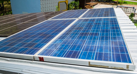 屋顶上太阳能电池板电源图片