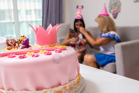 小公主的粉红色蛋糕与皇冠和动物形象一岁生图片