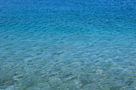 蓝色透明的海水质地明亮的海水背景暑图片