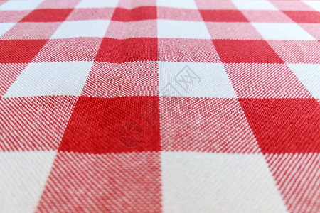 咖啡馆或餐厅桌子上的格子红白棉桌布图片