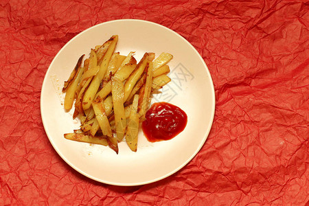 炸薯条配番茄酱在盘子上自制五香土豆图片