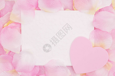 粉红玫瑰花瓣上的空白爱情贺卡图片