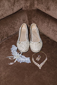 婚礼用银色高跟鞋和婚纱饰件安图片