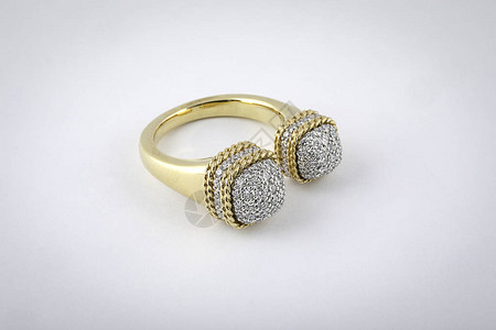 女金色戒指和钻石在两个广场上隔图片