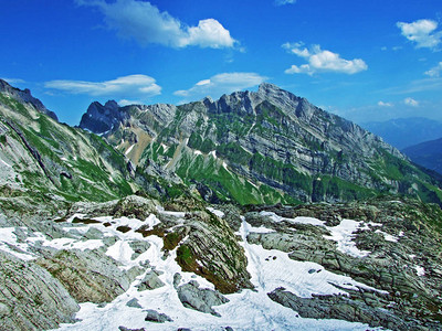 山脉的高山景观和岩石山峰图片