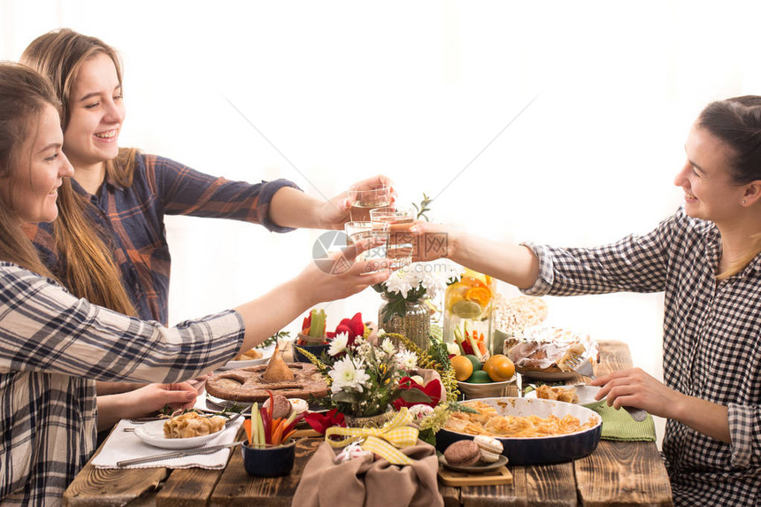 家庭在节日复活节餐桌上庆祝朋友或家人图片