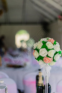 婚礼装饰户外新婚夫妇的表婚宴优雅的婚礼餐桌布置花卉装饰餐厅图片