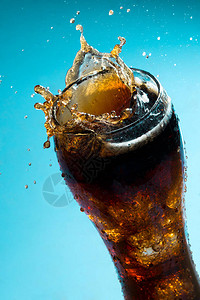 在可乐饮料上溅起水花的特写图片