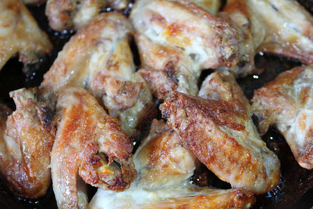 鸡翅炸的美味在家煮熟鸡翅炸的照片许多肉块开胃健康美味的食图片