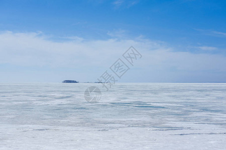 白雪覆盖的湖水在春天融化图片