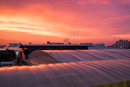 屋顶建筑城市的日落黄昏图片
