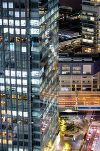 现代建筑摩天大楼玻璃窗有照明和图片