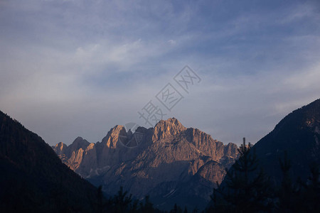 意大利多洛米高山悬崖图片