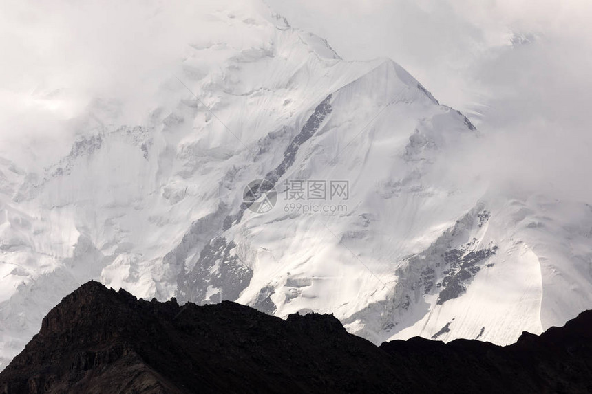 乌云笼罩的Lenin山峰Pamir山脉图片