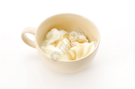 白色背景汤杯中的低聚糖酸奶高清图片