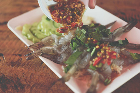 在泰国街头食品市场或泰国曼谷餐厅销售的海鲜展示品是鱼酱溢价品级虾S图片