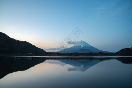 世界遗产富士山早上在精进湖Shojiko的景色日出时的富士山倒影日本山梨县富士五湖地区旅游背景图片