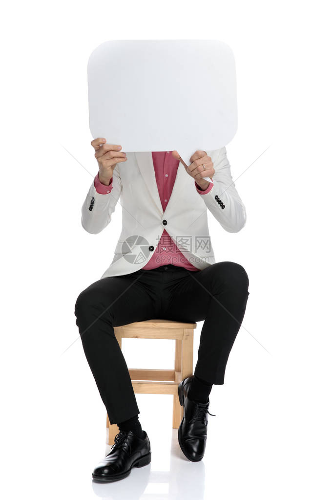 高雅的商人坐在白色背景的椅子上脸顶着语图片