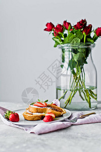 早餐加法式吐司和草莓图片