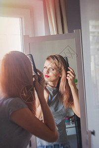 金发女人在家用镜子图片