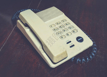 办公室木制办公桌上老旧的复用电话古代音调风格家用图片