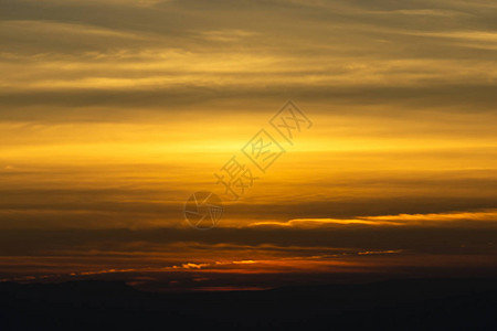 早上日出前的金色天空图片